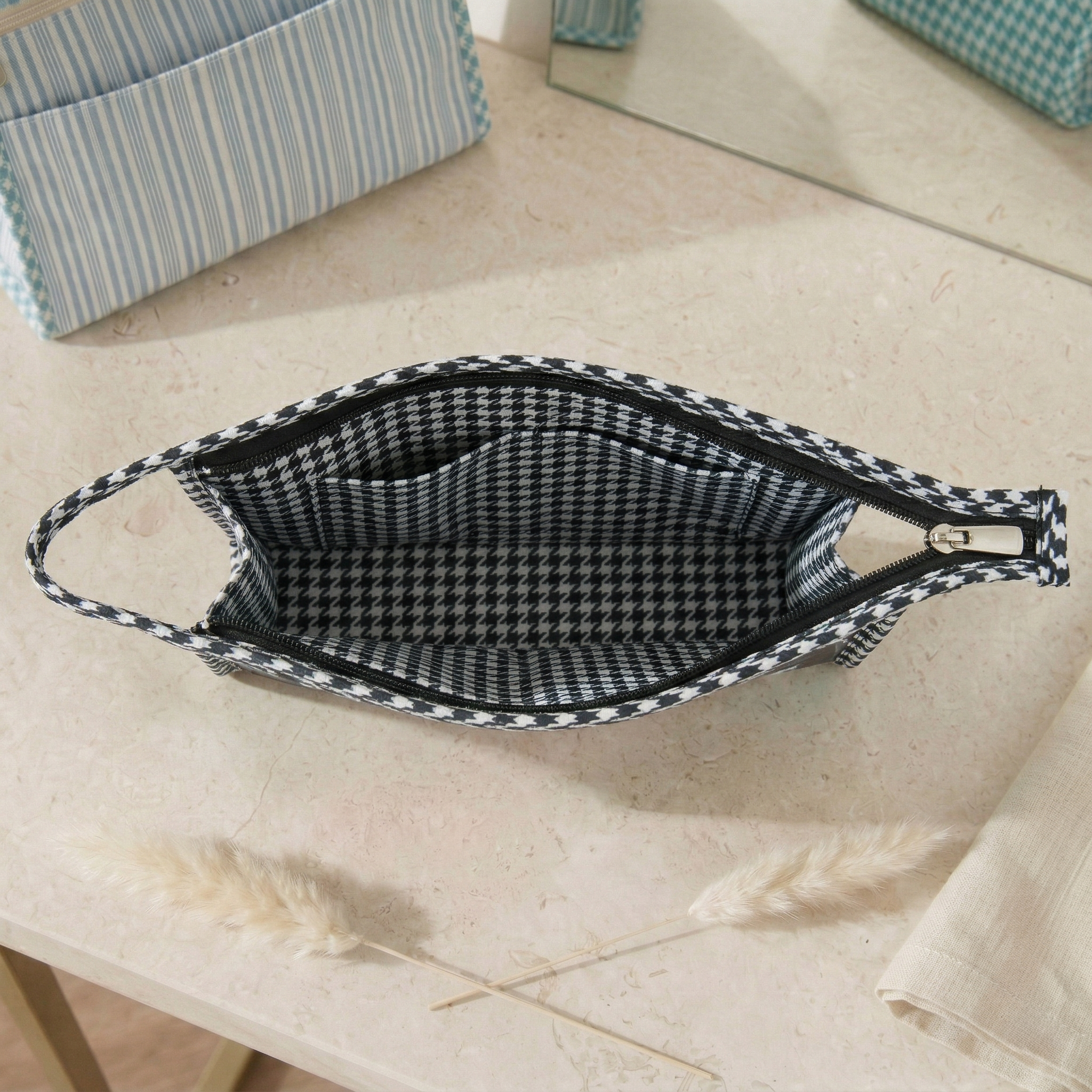 MIDNIGHT DAISY PRINT TRAVEL MAKEUP POUCH SET