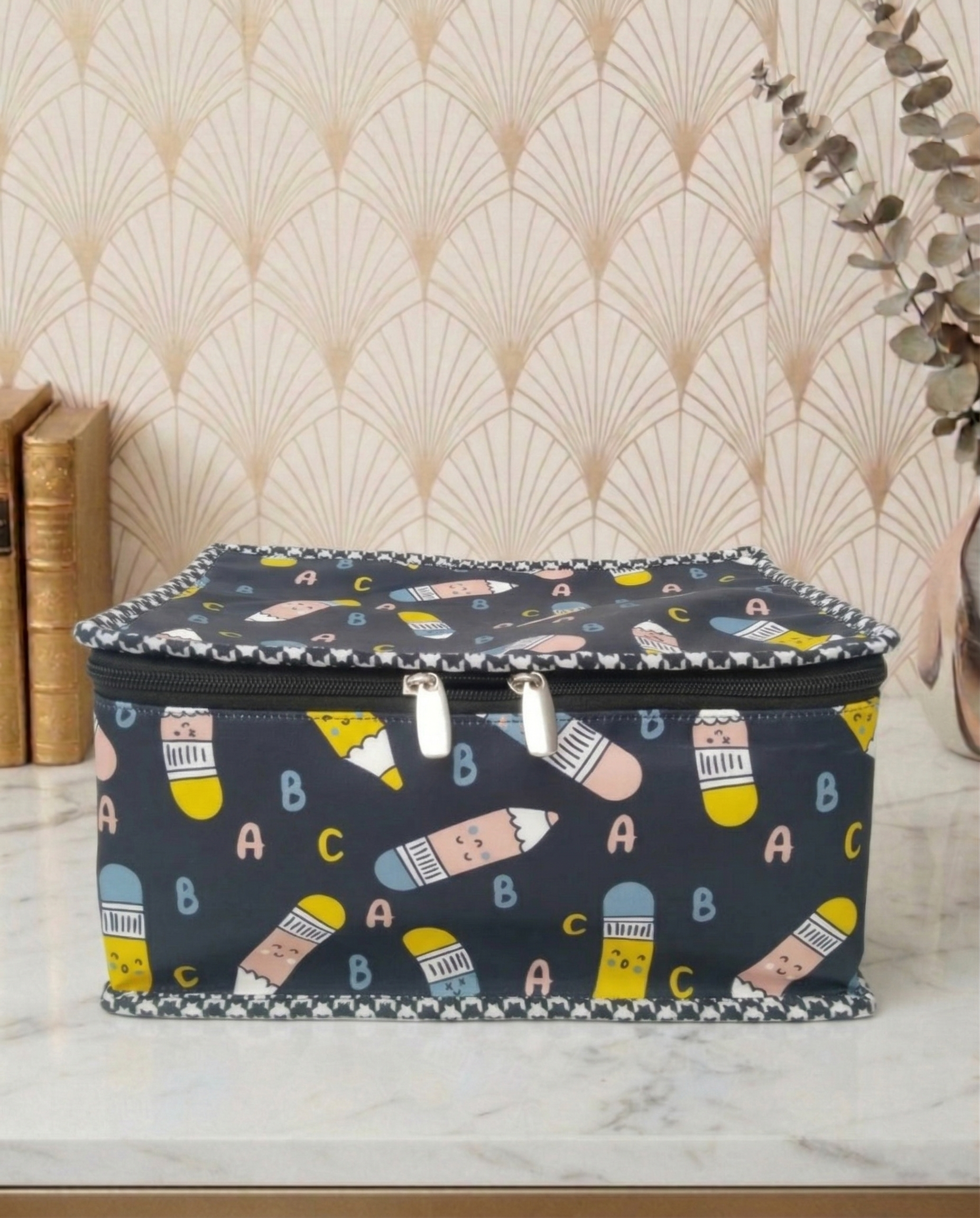 ABC DOODLE PRINT NECKLACE ORGANIZER