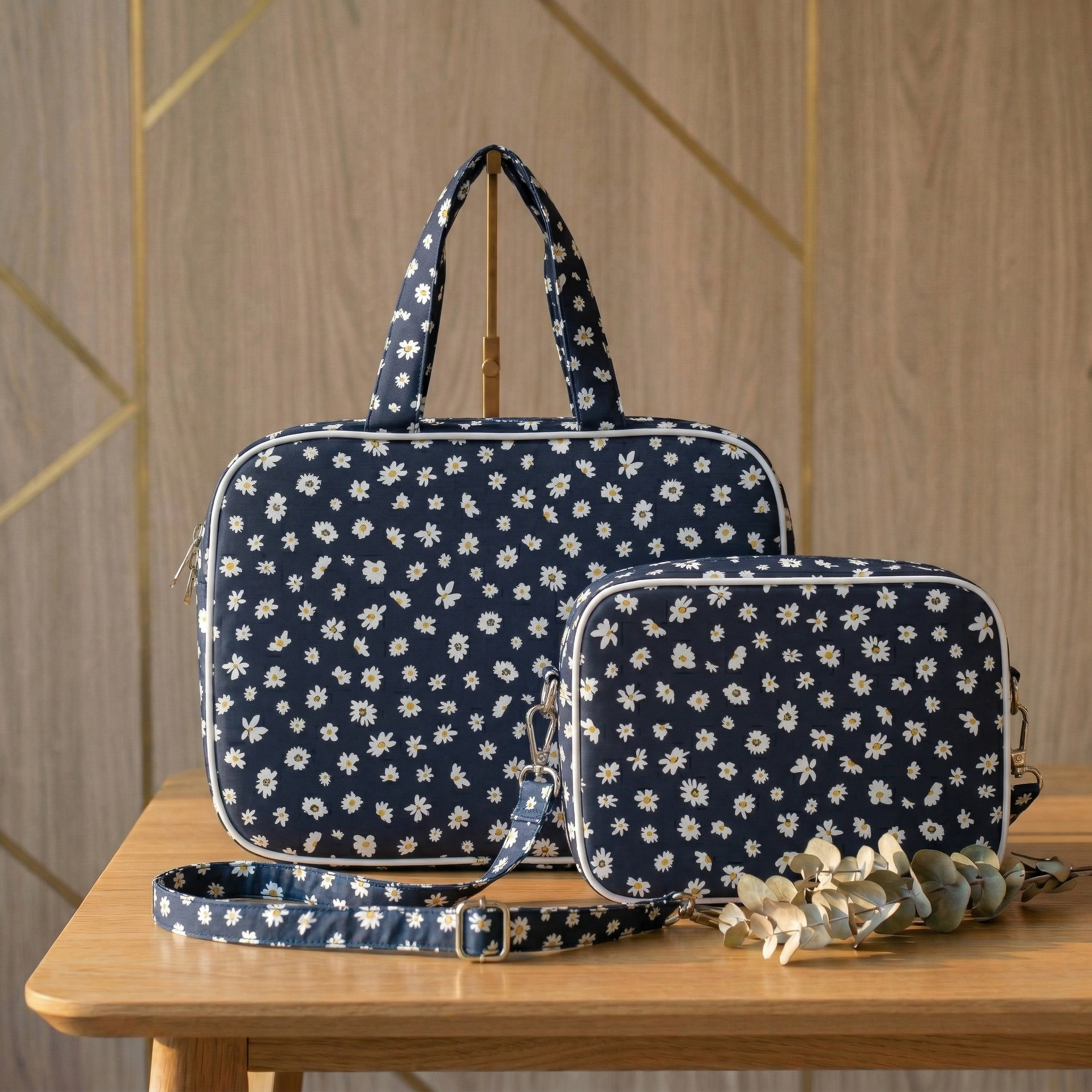 MIDNIGHT DAISY PRINT TRAVEL BAG