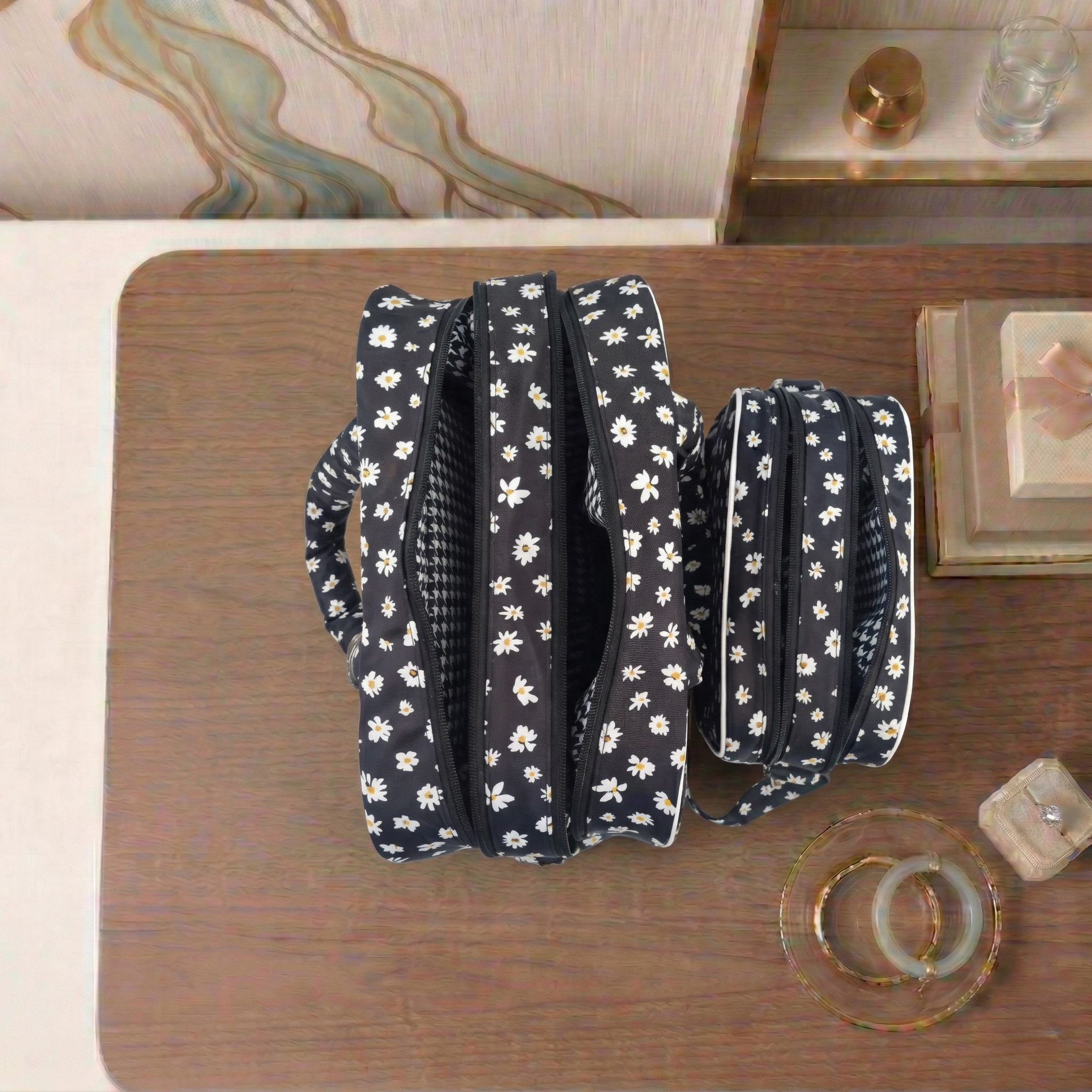 MIDNIGHT DAISY PRINT TRAVEL BAG