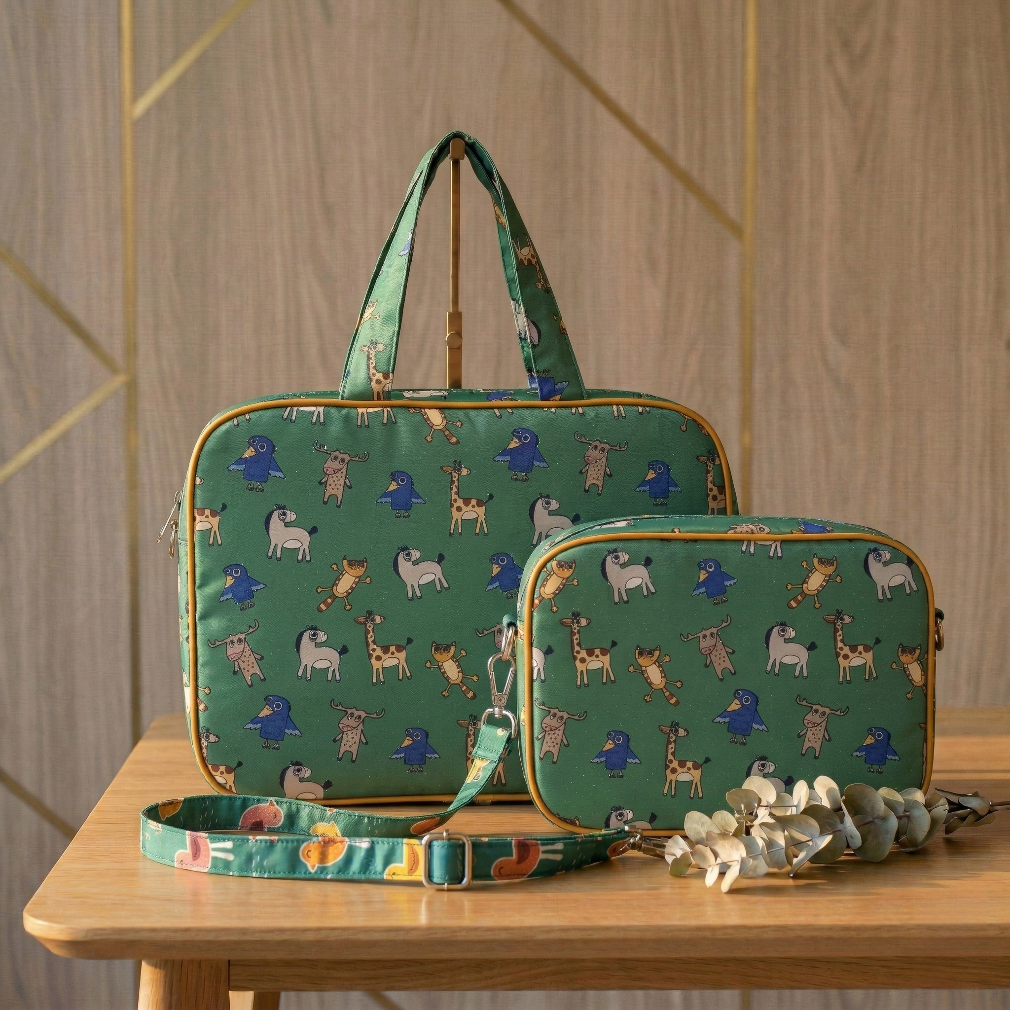 FOREST FRIENDS PRINT TRAVEL BAG
