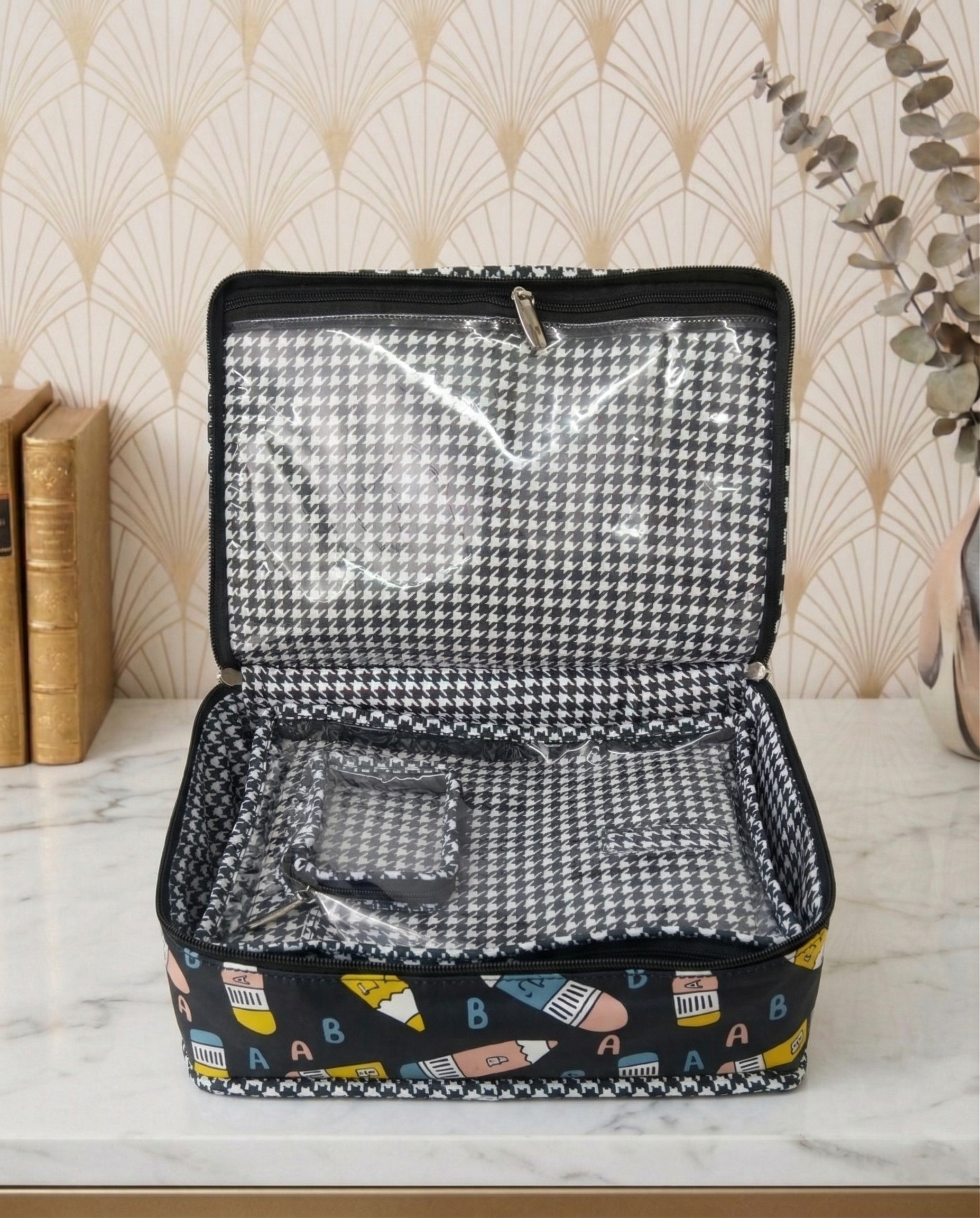 ABC DOODLE PRINT NECKLACE ORGANIZER