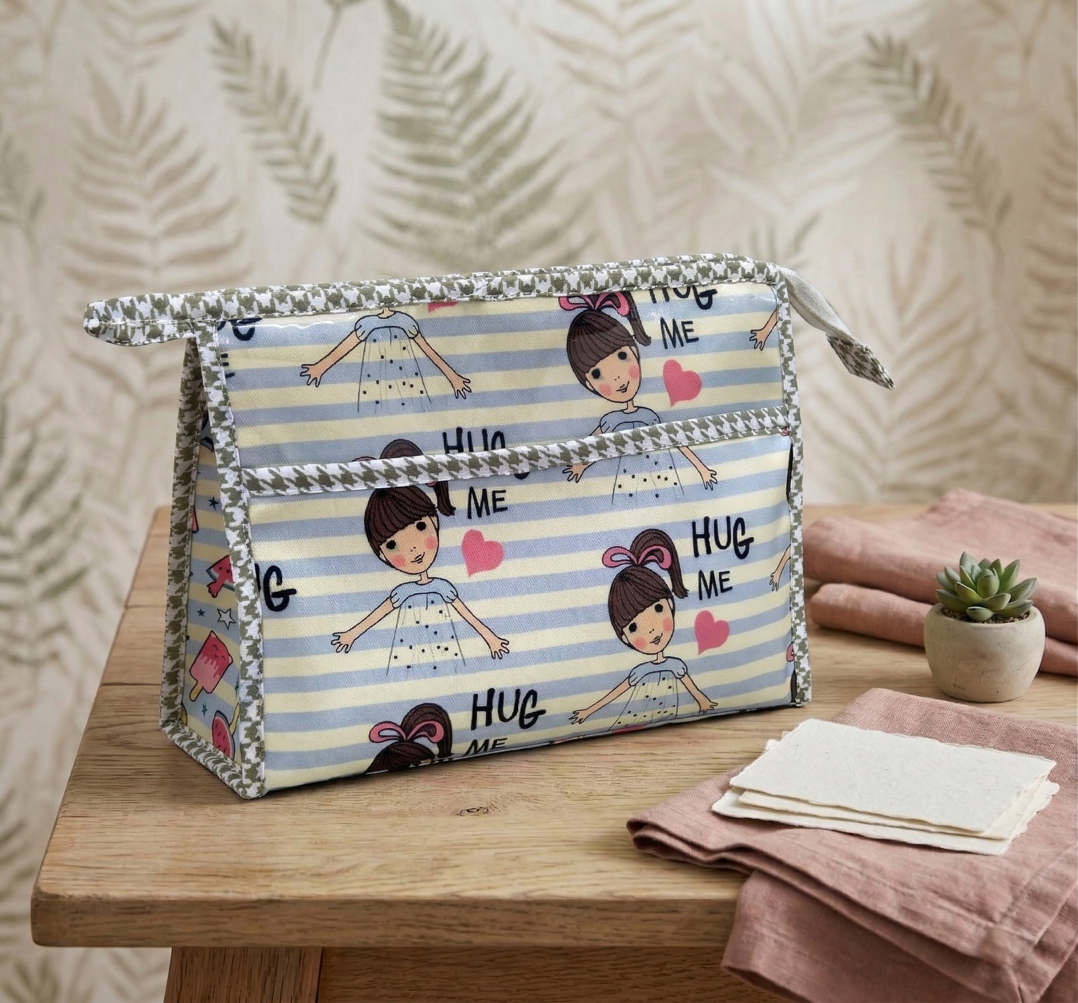 HUG MAGIC PRINT TRIOZIP TOILETRY BAG