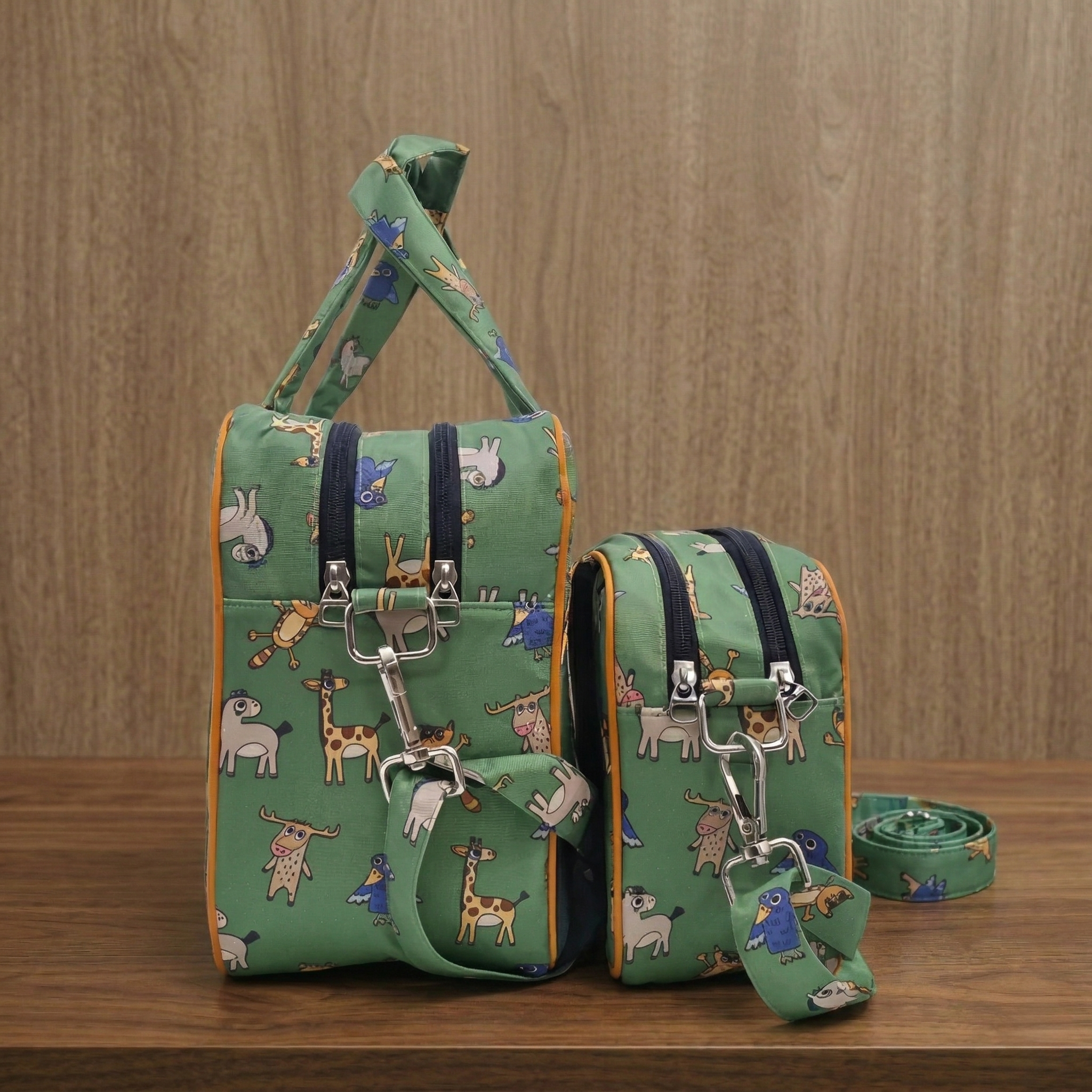 FOREST FRIENDS PRINT TRAVEL BAG