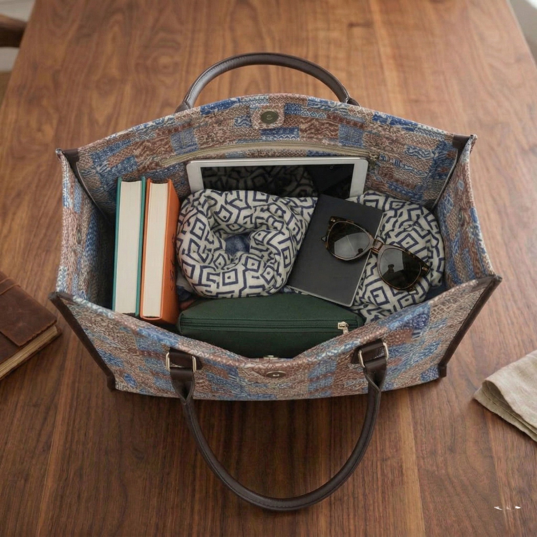 TRIBAL SQUARES TRAVEL LEATHER BAG