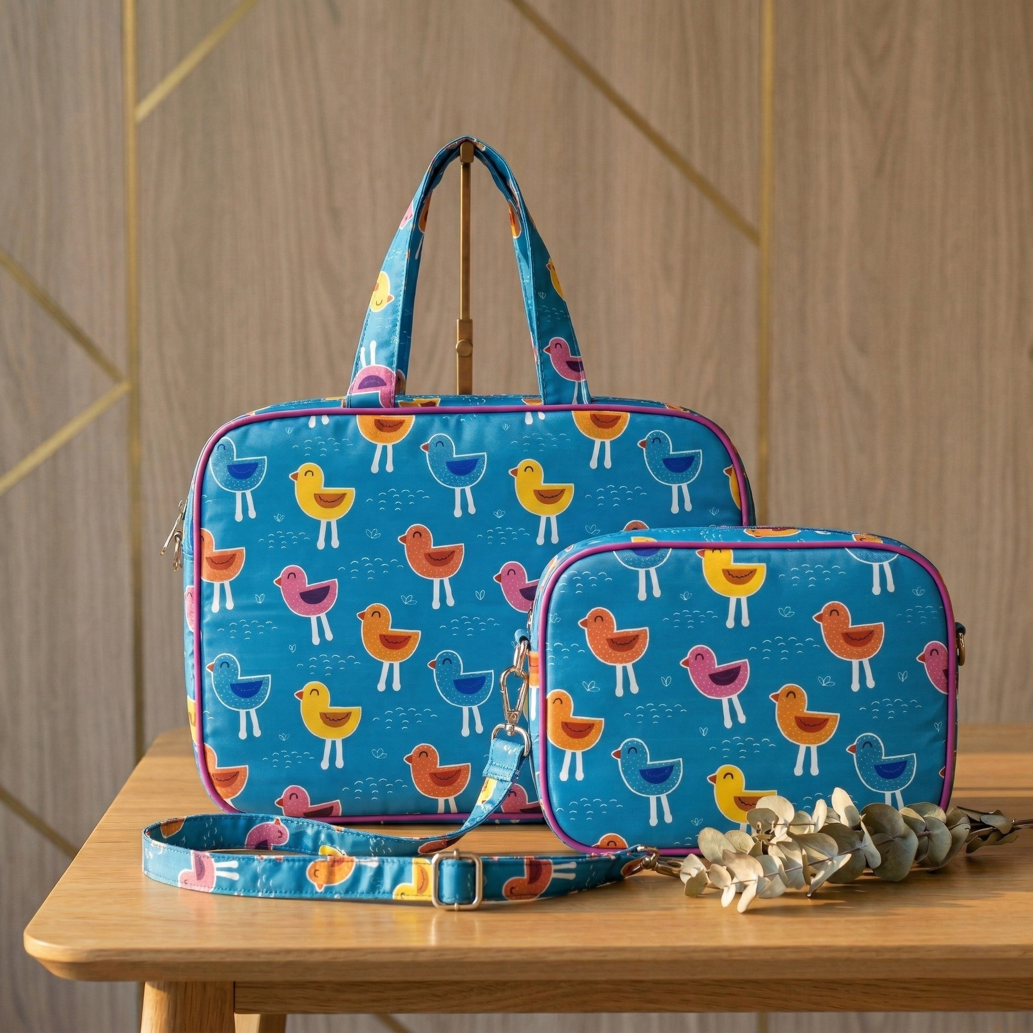 PLAYFUL BIRDS PRINT TRAVEL BAG