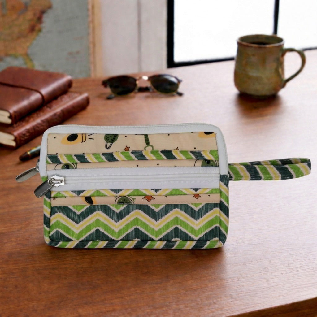 SPACE INVADERS PRINT ESSENTIAL TRAVEL COMPACT ORGANIZER